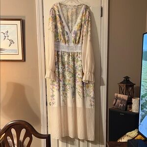 Boho Floral V-Neck Cream Maxi Dress with Lace Waist